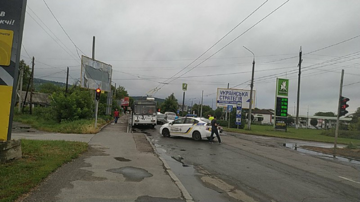 Активісти перекрили Хотинську