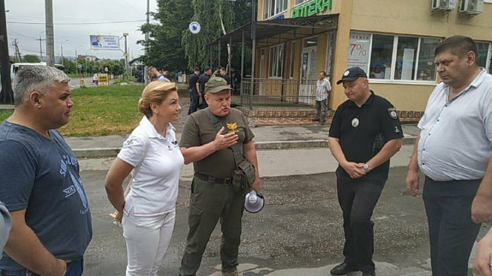 Активісти перекрили Хотинську