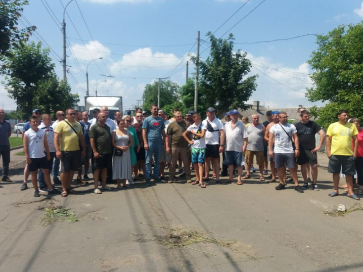 Активісти записали звернення до Зеленського і Гройсмана щодо ремонту Хотинської