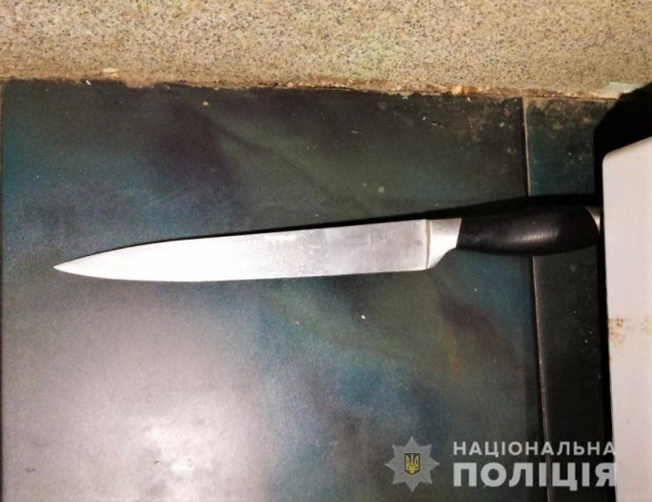Різанина в Чернівцях: чоловік штрикнув ножем свою співмешканку