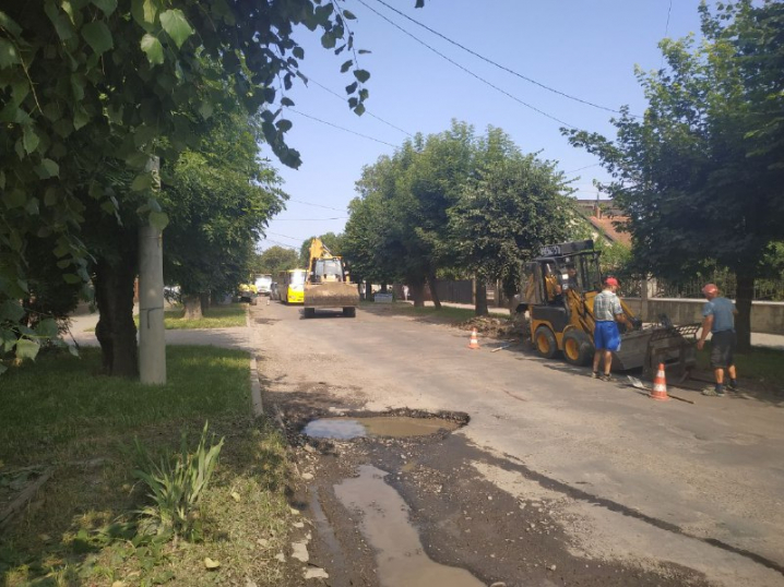 Мешканці Новоселиччини перекрили дорогу вантажівкам, які возять обладнання на сонячні електростанції