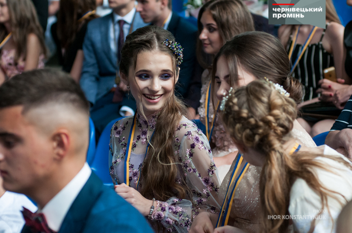 Чернівецьких випускників у Літньому театрі нагороджували медалями