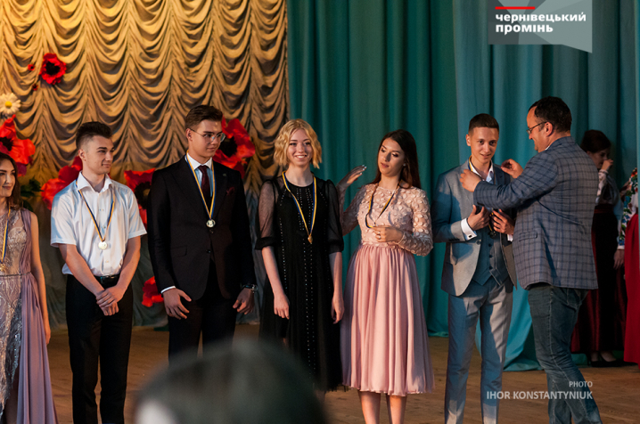 Чернівецьких випускників у Літньому театрі нагороджували медалями