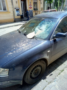 Власнику авто, на яке впав шматок фасаду у центрі Чернівців, відшкодували збитки