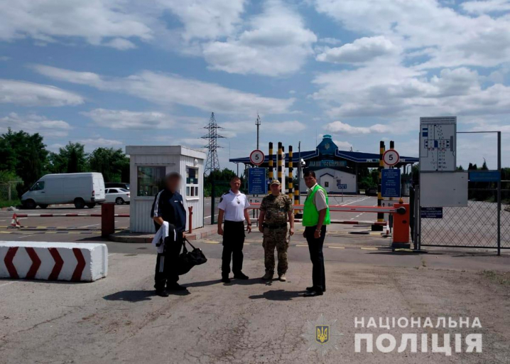Іноземця, який відбував покарання за розбій, депортували з Буковини