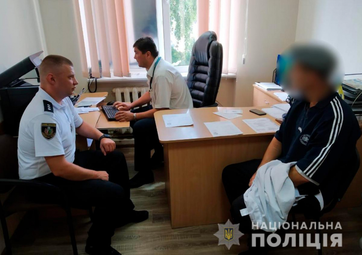 Іноземця, який відбував покарання за розбій, депортували з Буковини