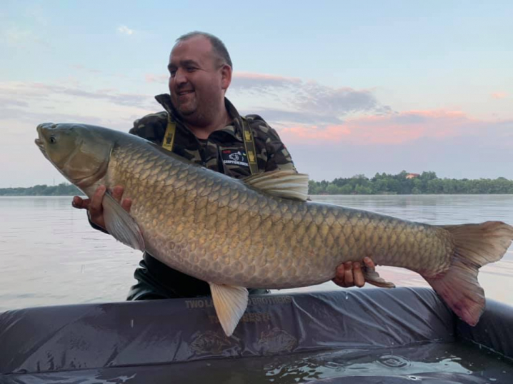 Вловили рибину завважки 25 кілограмів: чернівчани перемогли на Відкритій першості у Румунії
