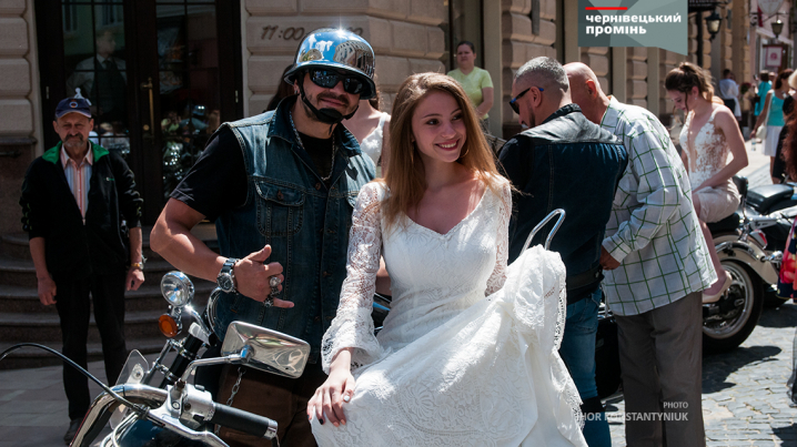 Ніжна брутальність: у Чернівцях відбулося «Байк-шоу» з нареченими