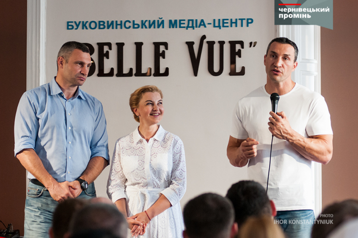 Брати Клички приїхали в Чернівці, щоб підтримати Оксану Продан на виборах до парламенту