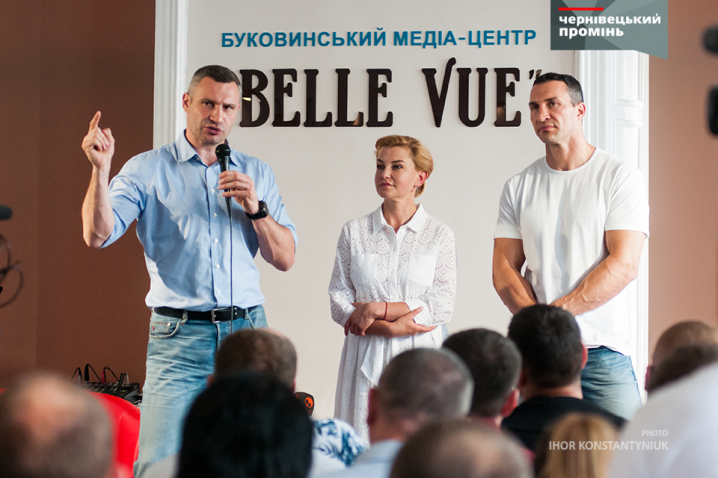Брати Клички приїхали в Чернівці, щоб підтримати Оксану Продан на виборах до парламенту