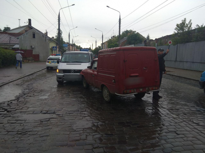 Неподалік колишнього пивзаводу у Чернівцях "Москвич-Пиріжок" зіткнувся з мікроавтобусом