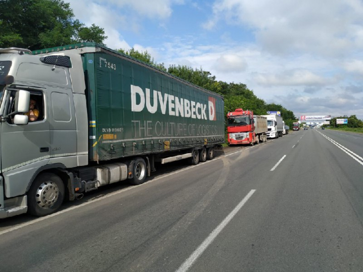 Поблизу Нового Киселева активісти перекрили рух для вантажівок