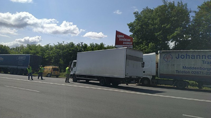 Поблизу Нового Киселева активісти перекрили рух для вантажівок
