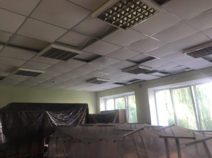 1 Вересня під загрозою: через зняту покрівлю у 22 школі затопило відремонтовані приміщення