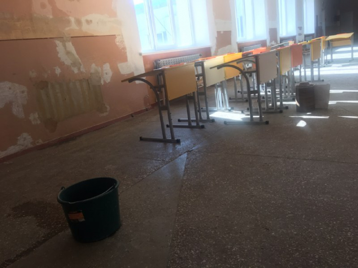 1 Вересня під загрозою: через зняту покрівлю у 22 школі затопило відремонтовані приміщення