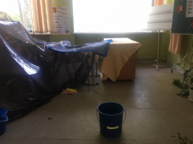 Наслідки підтоплення у 22 школі своїм коштом усуватиме підрядник