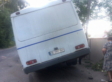 "Водій взяв автобус без дозволу". Подробиці ранкової аварії з маршруткою у Садгорі