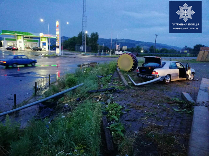 Водій намагався втекти від поліцейських у Чернівцях та в'їхав в електроопору