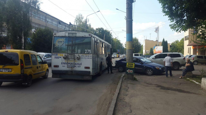 На вулиці Головній у Чернівцях зіткнулися тролейбус та легковий автомобіль