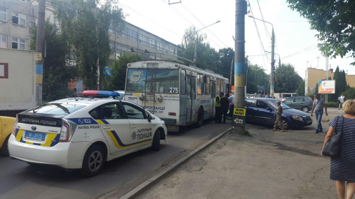 На вулиці Головній у Чернівцях зіткнулися тролейбус та легковий автомобіль
