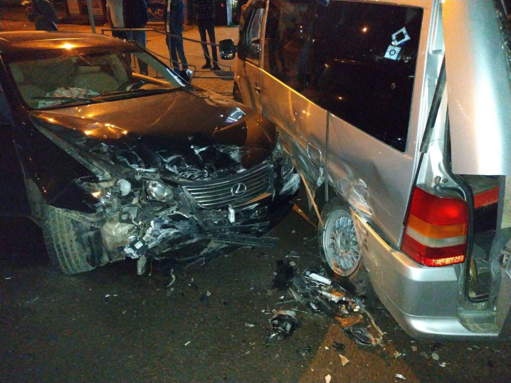 П'яний на "Лексусі" у Чернівцях протаранив 3 припаркованих авто. Є потерпілі