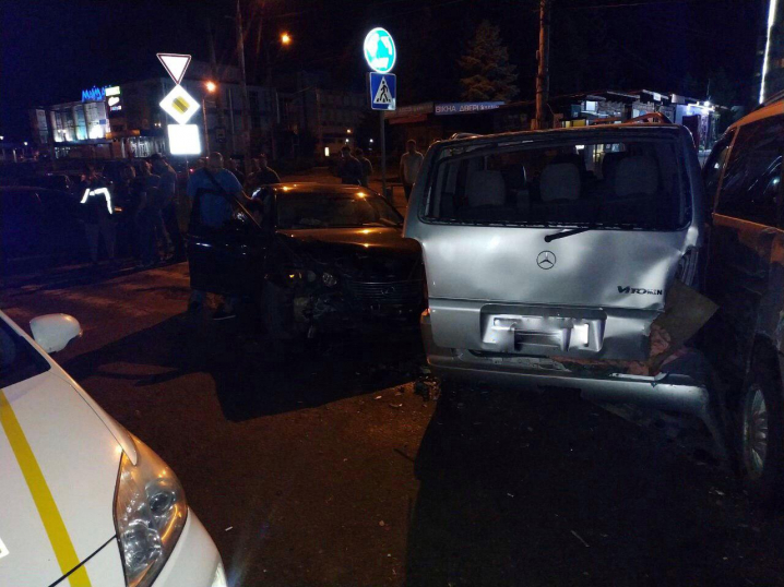 П'яний на "Лексусі" у Чернівцях протаранив 3 припаркованих авто. Є потерпілі