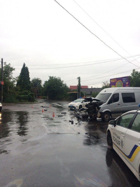 ДТП у Чернівцях: на розі Винниченка та Кармелюка зіткнулися мікроавтобус та легковик
