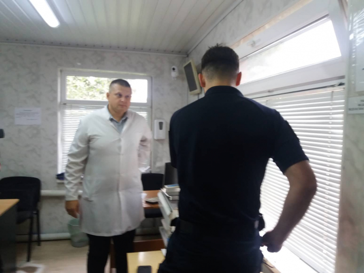 Начальник патрульної поліції Чернівецької області Артур Шкроб проходить тест на вміст наркотичних речовин