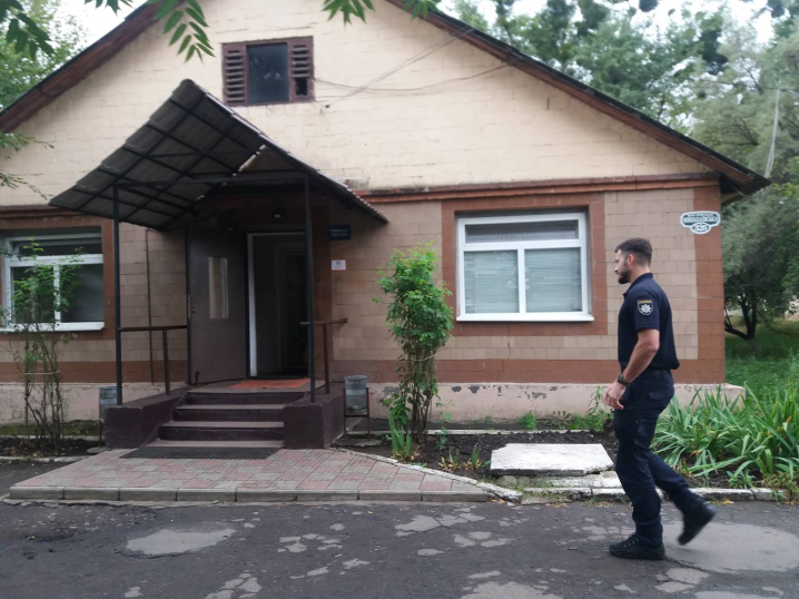 Начальник патрульної поліції Чернівецької області Артур Шкроб проходить тест на вміст наркотичних речовин 