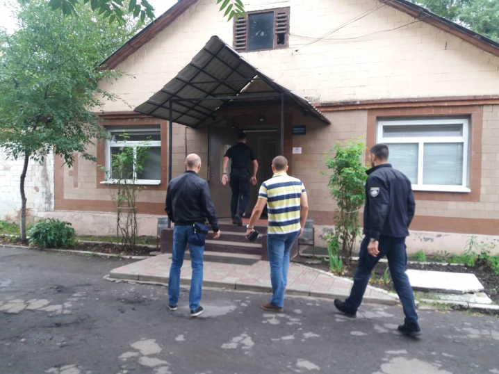Начальник патрульної поліції Чернівецької області Артур Шкроб проходить тест на вміст наркотичних речовин