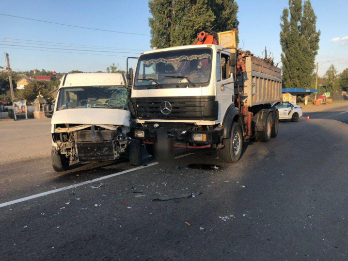 Біля Чернівців вантажівка протаранила мікроавтобус