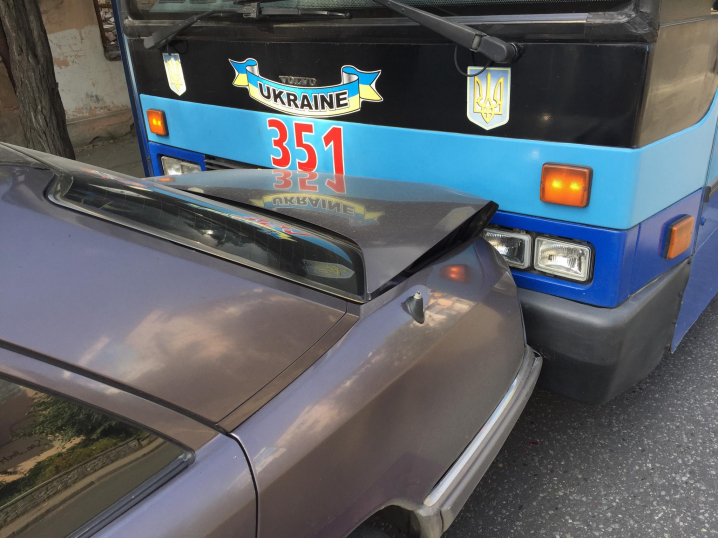 У Чернівцях тролейбус протаранив 4 автівки - на місці пригоди "швидка"