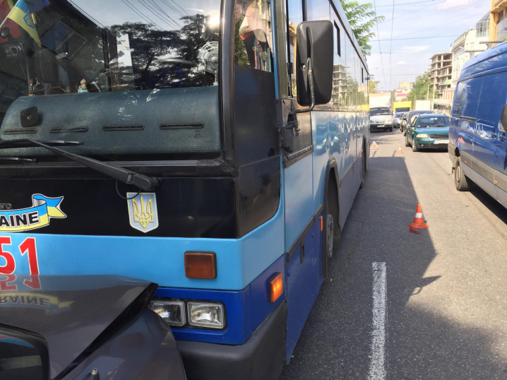 У Чернівцях тролейбус протаранив 4 автівки - на місці пригоди "швидка"