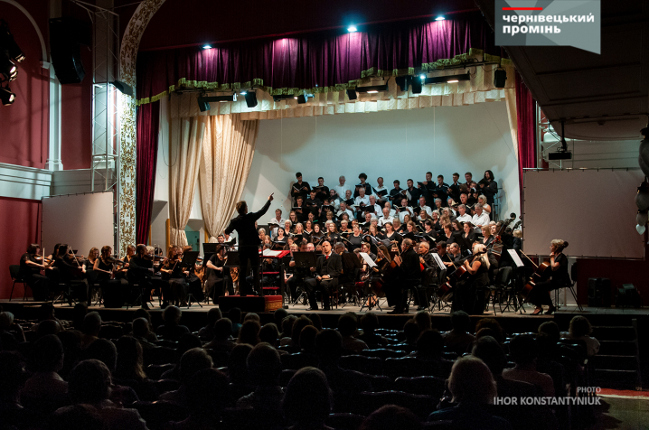 На сцені чернівецької філармонії одночасно виступили 135 музикантів та хористів