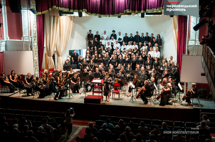 На сцені чернівецької філармонії одночасно виступили 135 музикантів та хористів