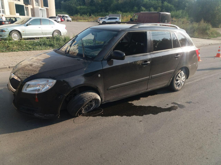 У Чернівцях на вулиці Сторожинецькій вантажівка протаранила легковик