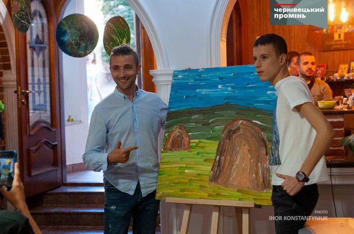 Особливий художник Данило Гулько презентував у Чернівцях виставку пейзажних картин
