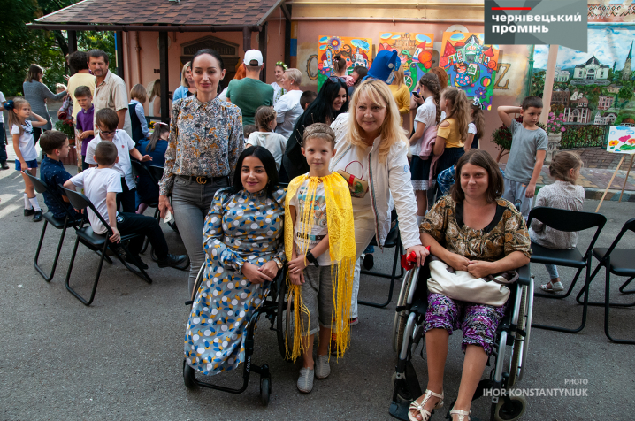 Півсотні маленьких художників з різними формами інвалідності  презентували свої унікальні живописи