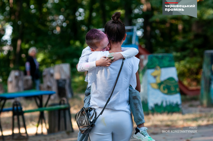 У парку Федьковича в Чернівцях молодь влаштувала «бої фарбами»