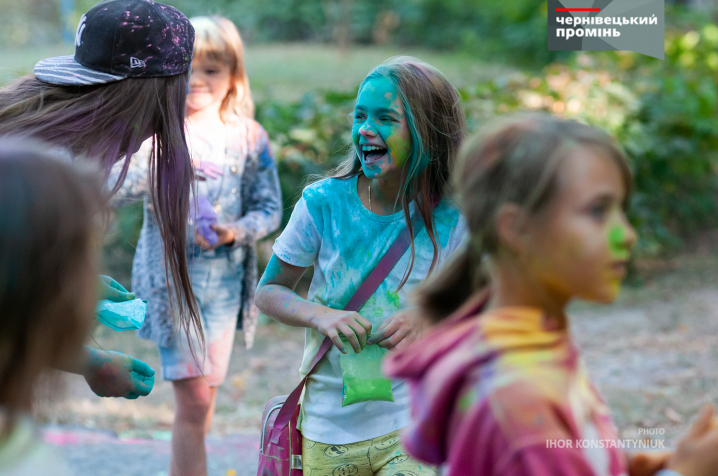У парку Федьковича в Чернівцях молодь влаштувала «бої фарбами»