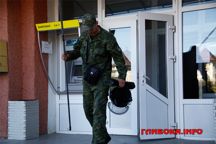 У приміщенні Глибоцької селищної ради виявили підозрілу валізу. Довелося викликати вибухотехніків