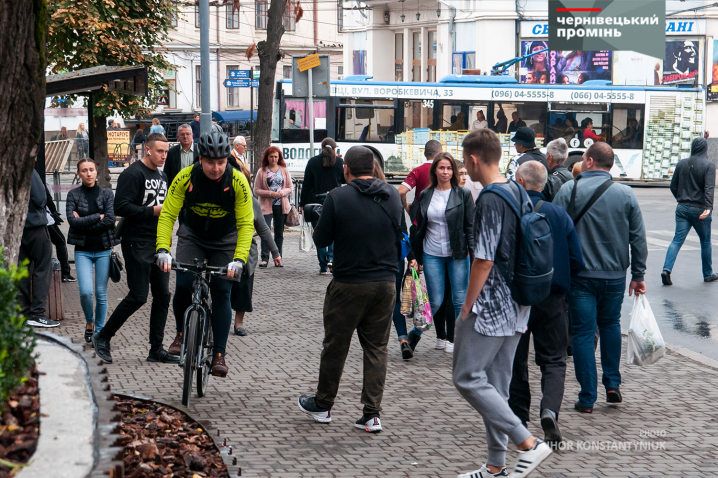 Чернівецьких велосипедистів зранку зупиняли на вулиці і пригощали кавою