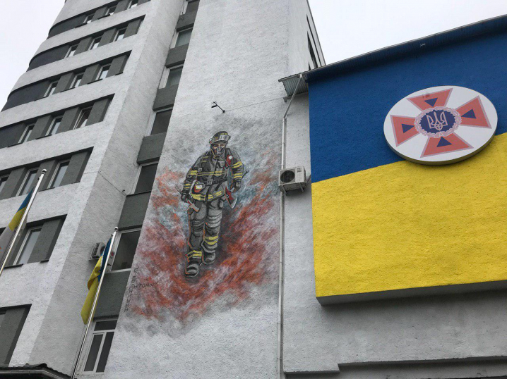 На будівлі рятувальників у Чернівцях з'явився мурал