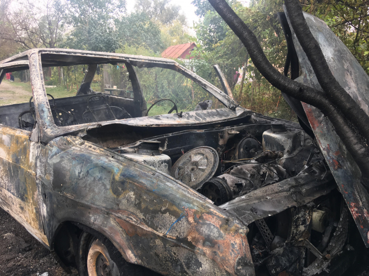 На вулиці Хотинській у Чернівцях поблизу будинку загорілося авто