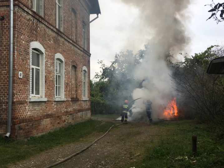 На вулиці Хотинській у Чернівцях поблизу будинку загорілося авто