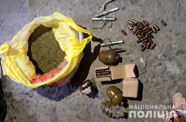 На Буковині затримали групу наркоторговців у якої вилучили два гранатомети