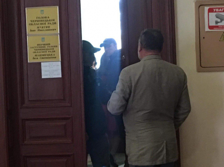 В кабінетах Чернівецької облради НАБУ проводить обшуки