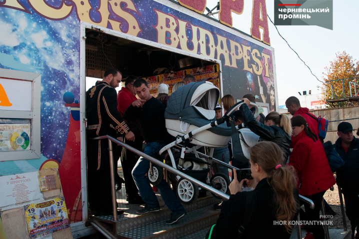 Кількадесят чернівчан влаштували акцію «За цирк без тварин» біля приїжджого шапіто