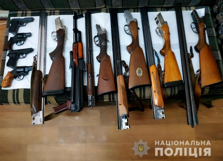 Від початку жовтня буковинці добровільно здали понад 130 одиниць незареєстрованої зброї