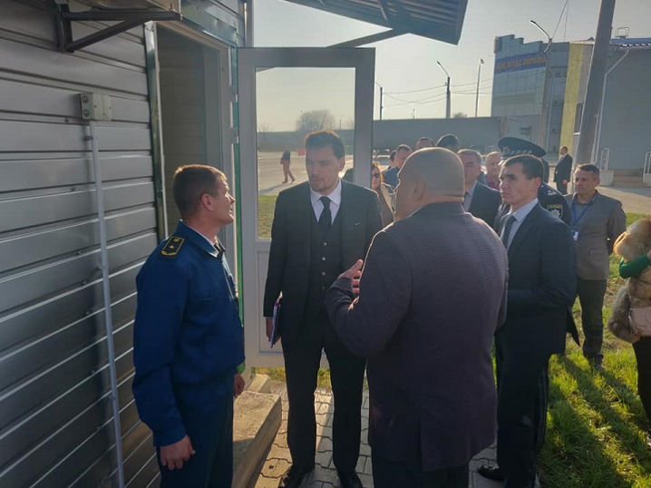 Прем'єр-міністр України Олексій Гончарук розпочав свій візит на Буковину з міжнародного пункту пропуску "Порубне"